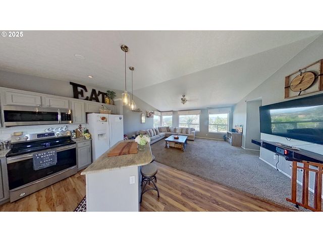 1849 Ne TODD St, Roseburg, OR 97470