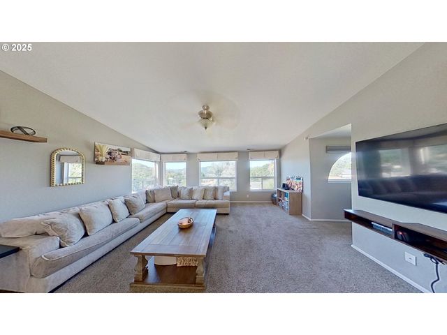 1849 Ne TODD St, Roseburg, OR 97470