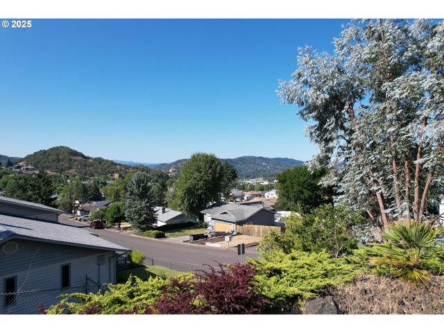 1849 Ne TODD St, Roseburg, OR 97470