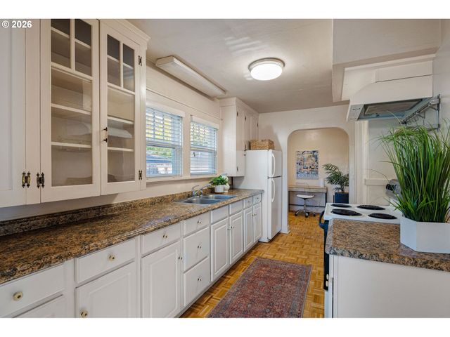 2293 AGATE St, Eugene, OR 97403