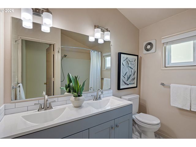 2293 AGATE St, Eugene, OR 97403