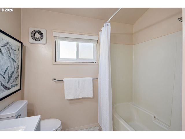 2293 AGATE St, Eugene, OR 97403