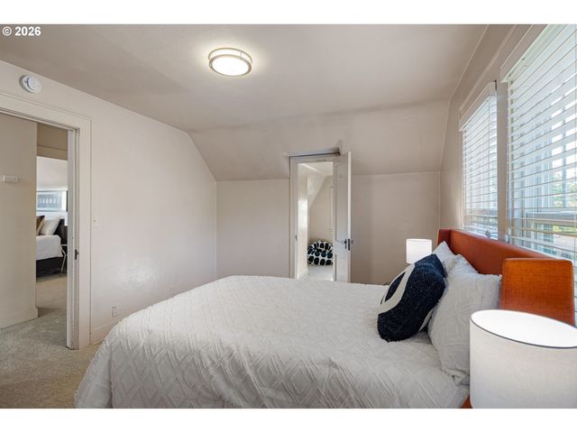 2293 AGATE St, Eugene, OR 97403