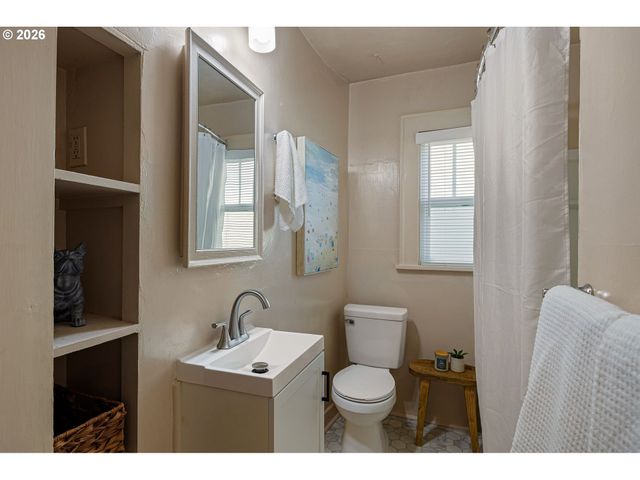 2293 AGATE St, Eugene, OR 97403