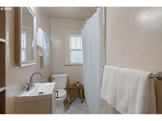 2293 AGATE St, Eugene, OR 97403