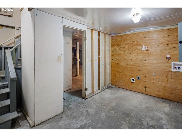 2293 AGATE St, Eugene, OR 97403