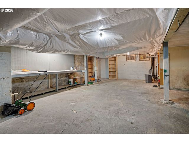 2293 AGATE St, Eugene, OR 97403