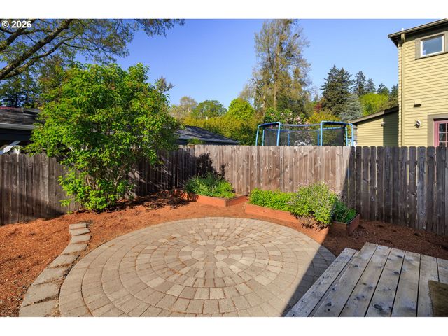 2293 AGATE St, Eugene, OR 97403