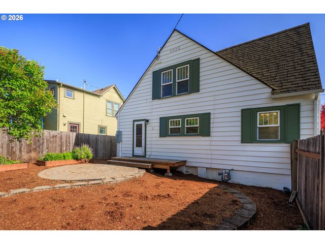 2293 AGATE St, Eugene, OR 97403