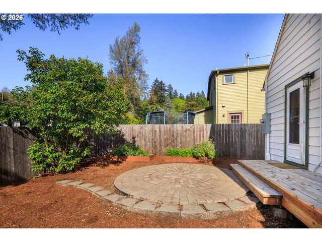 2293 AGATE St, Eugene, OR 97403