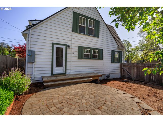 2293 AGATE St, Eugene, OR 97403