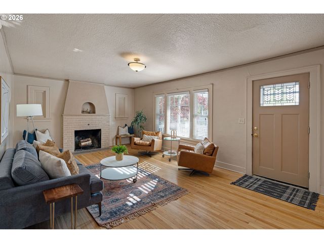 2293 AGATE St, Eugene, OR 97403