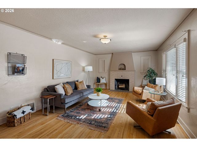 2293 AGATE St, Eugene, OR 97403