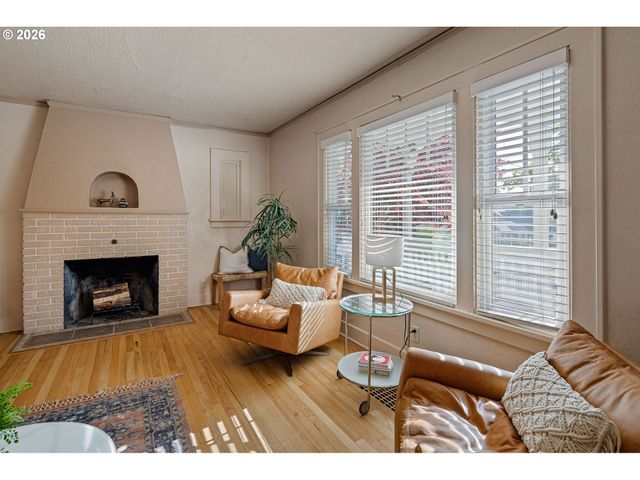 2293 AGATE St, Eugene, OR 97403