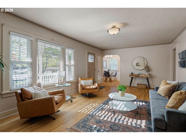 2293 AGATE St, Eugene, OR 97403