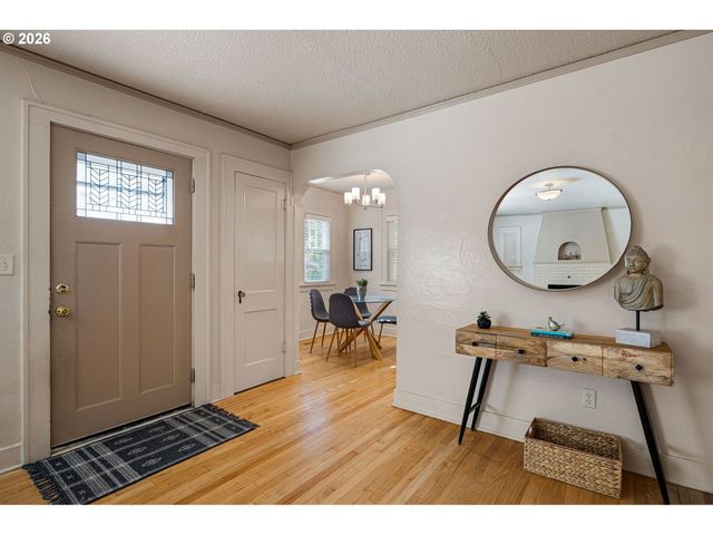 2293 AGATE St, Eugene, OR 97403