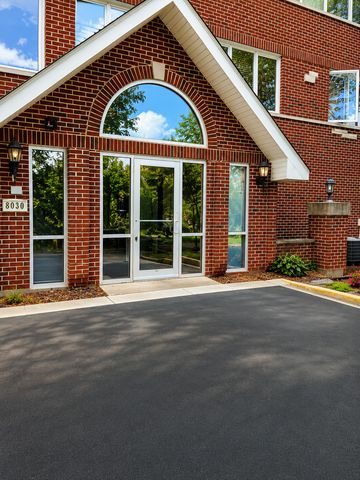 8030 RIVERWALK Drive 2F, Lyons, IL 60534