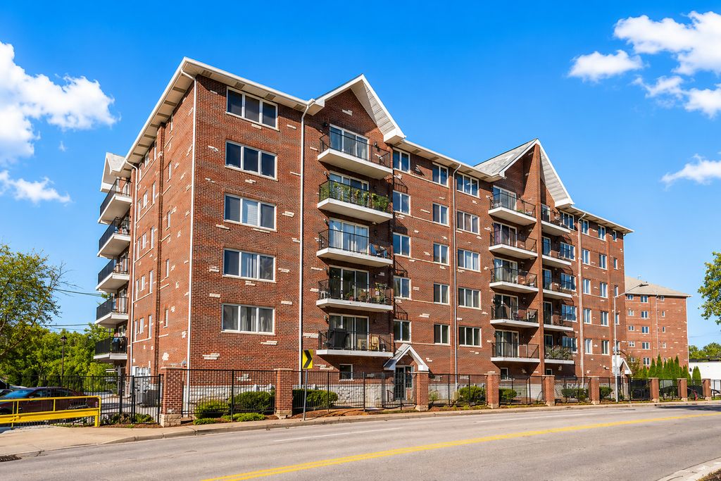 8030 RIVERWALK Drive 2F, Lyons, IL 60534