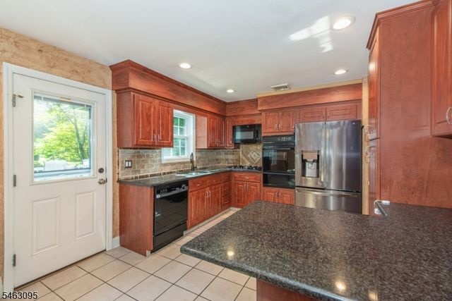 33 Lakeside Ave, Bloomingdale Boro, NJ 07403