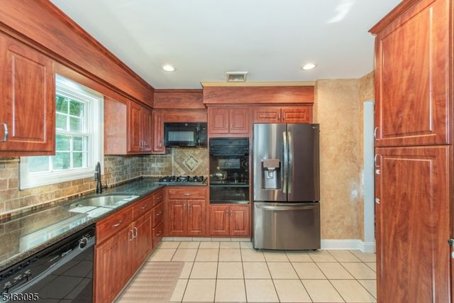 33 Lakeside Ave, Bloomingdale Boro, NJ 07403