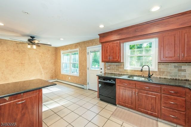 33 Lakeside Ave, Bloomingdale Boro, NJ 07403