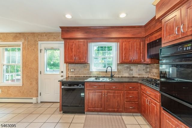 33 Lakeside Ave, Bloomingdale Boro, NJ 07403