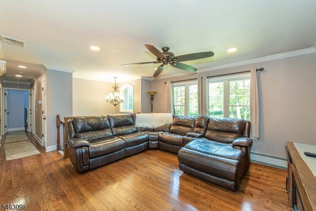 33 Lakeside Ave, Bloomingdale Boro, NJ 07403