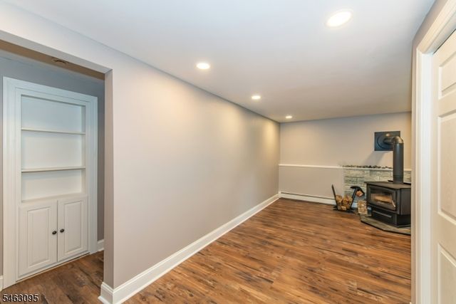 33 Lakeside Ave, Bloomingdale Boro, NJ 07403