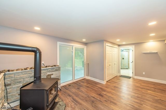 33 Lakeside Ave, Bloomingdale Boro, NJ 07403