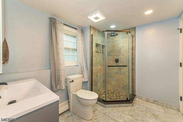 33 Lakeside Ave, Bloomingdale Boro, NJ 07403