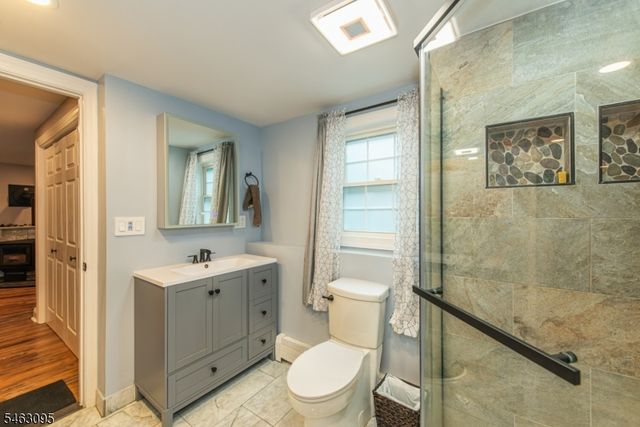 33 Lakeside Ave, Bloomingdale Boro, NJ 07403
