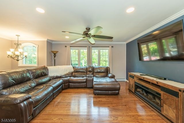 33 Lakeside Ave, Bloomingdale Boro, NJ 07403