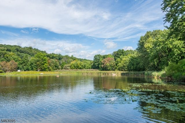 33 Lakeside Ave, Bloomingdale Boro, NJ 07403