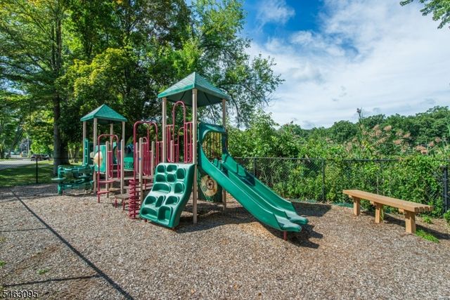 33 Lakeside Ave, Bloomingdale Boro, NJ 07403