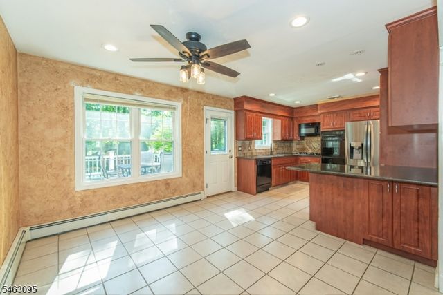 33 Lakeside Ave, Bloomingdale Boro, NJ 07403