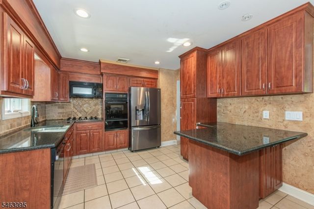 33 Lakeside Ave, Bloomingdale Boro, NJ 07403