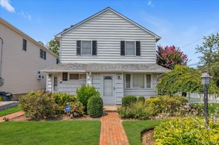 810 Ibsen Street, Woodmere, NY 11598