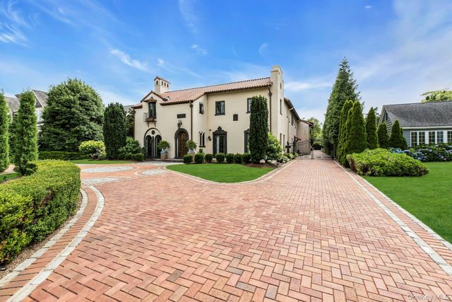 259 Lakeview Avenue W, Brightwaters, NY 11718