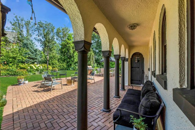 259 Lakeview Avenue W, Brightwaters, NY 11718