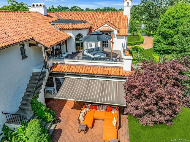 259 Lakeview Avenue W, Brightwaters, NY 11718