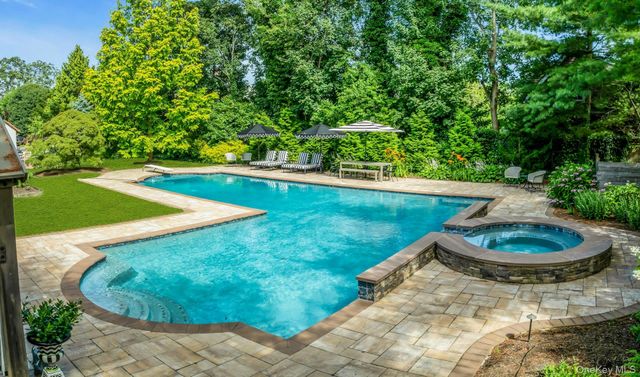 259 Lakeview Avenue W, Brightwaters, NY 11718