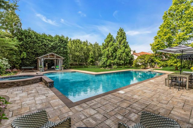 259 Lakeview Avenue W, Brightwaters, NY 11718