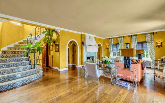 259 Lakeview Avenue W, Brightwaters, NY 11718