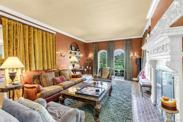 259 Lakeview Avenue W, Brightwaters, NY 11718