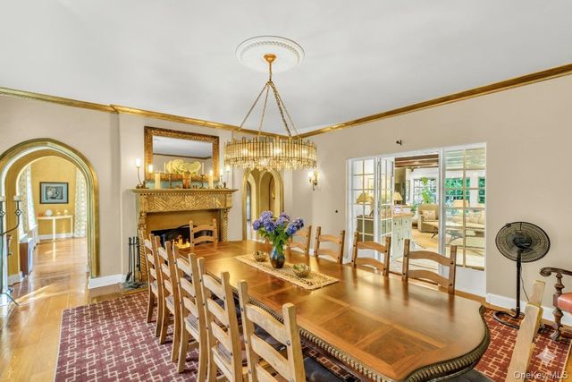 259 Lakeview Avenue W, Brightwaters, NY 11718