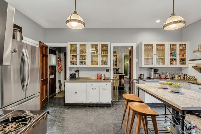 259 Lakeview Avenue W, Brightwaters, NY 11718