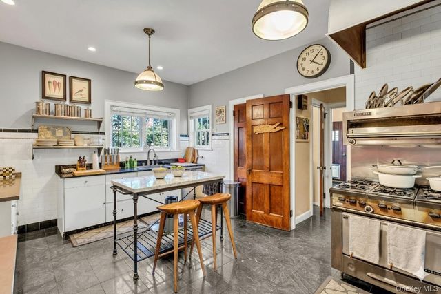 259 Lakeview Avenue W, Brightwaters, NY 11718