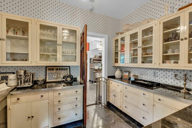 259 Lakeview Avenue W, Brightwaters, NY 11718