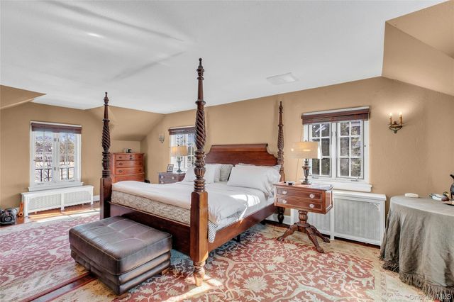 259 Lakeview Avenue W, Brightwaters, NY 11718