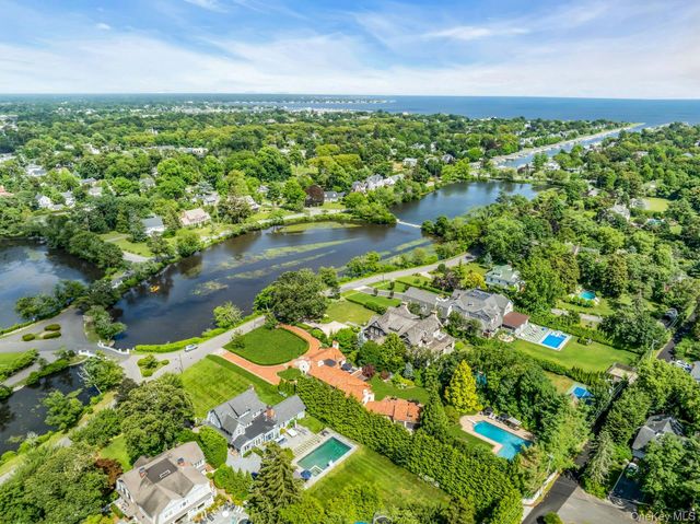 259 Lakeview Avenue W, Brightwaters, NY 11718